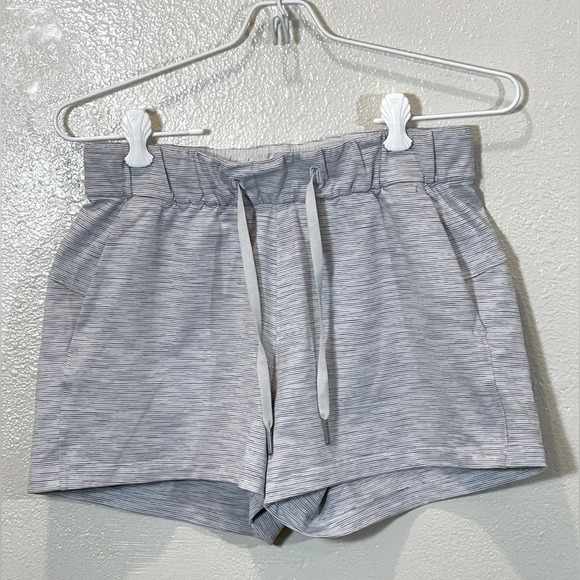 Lululemon On The Fly Short *2.5" Wee Are From Space Ice Grey Alpine White / Ice - Picture 1 of 7